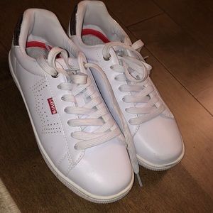 Levi’s size 7 1/2 white sneakers